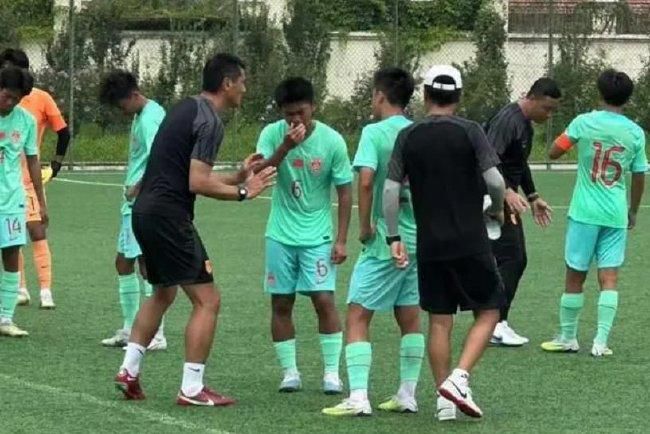 目前尤文以11胜3平1负的成绩暂时排在意甲联赛榜首，不过加上本场比赛，尤文本赛季已经9次完成零封对手，而且这其中有5场是以1-0的比分击败对手。